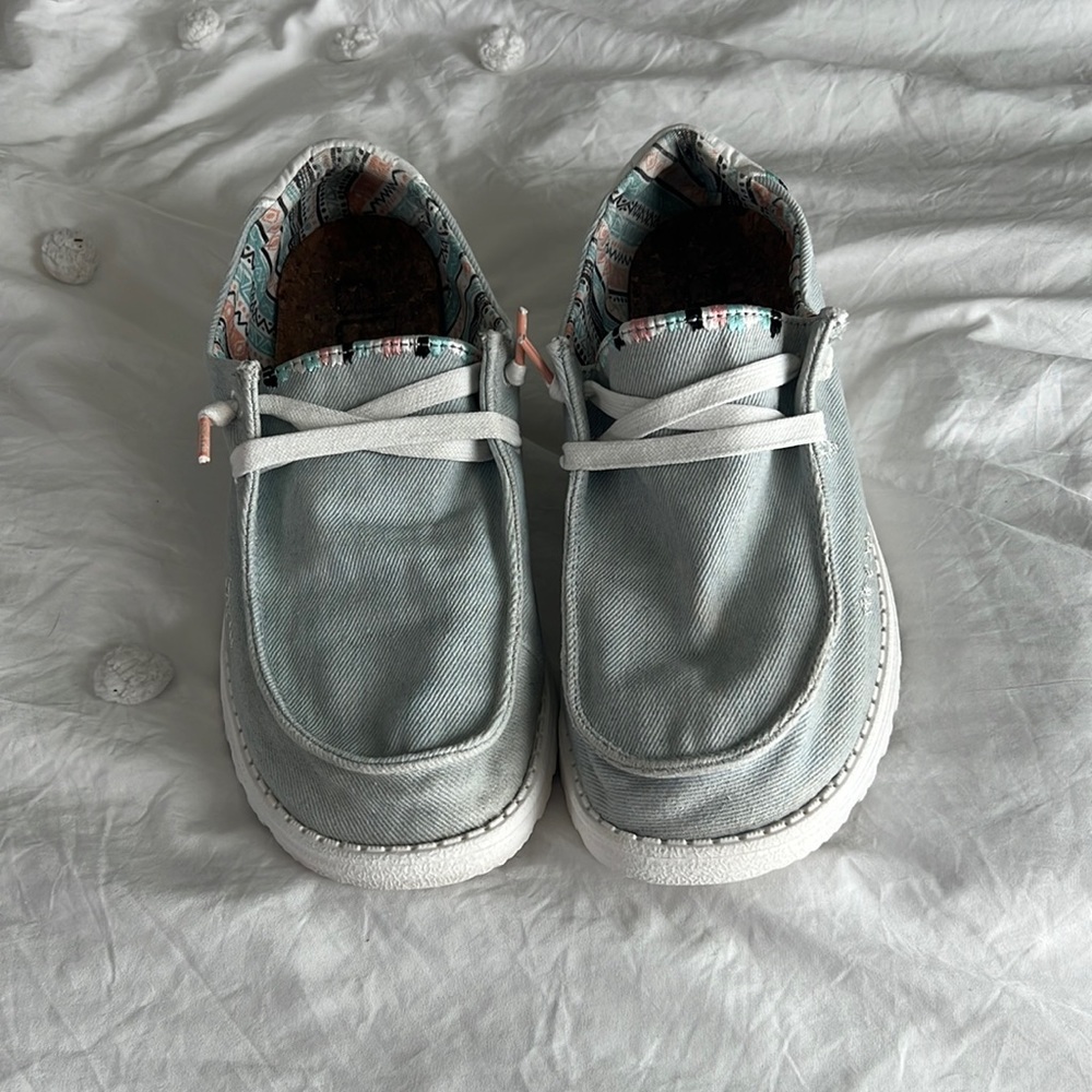 Hey dude Wendy sz 10 light blue and white with Aztec details